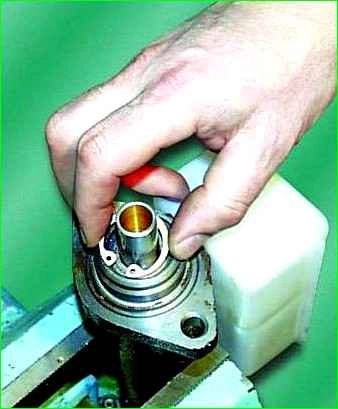 Разборка и сборка главного цилиндра тормозов Разборка и сборка главного цилиндра тормозов