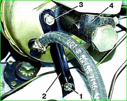 Extracción y desmontaje del cilindro de freno maestro