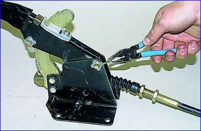 Разборка механизма стояночного тормоза