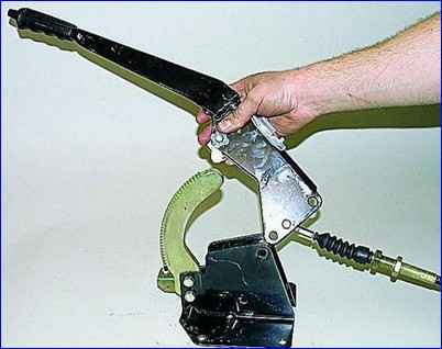 Разборка механизма стояночного тормоза