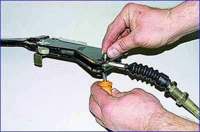 Разборка механизма стояночного тормоза