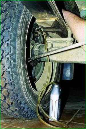 Заміна гальмівної рідини та прокачування гальмівної системи автомобіля ГАЗ-2705