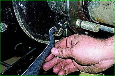 Как заменить задние колодки ГАЗ-2705