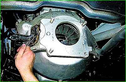 Desmontaje del embrague de un automóvil con motor modelo ZMZ-402
