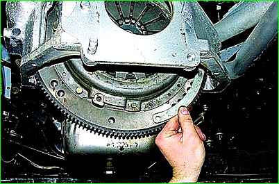 Desmontaje del embrague de un automóvil con motor modelo ZMZ-402