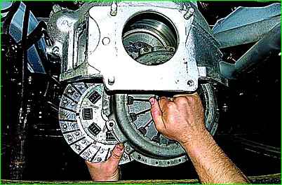 Desmontaje del embrague de un automóvil con motor modelo ZMZ-402