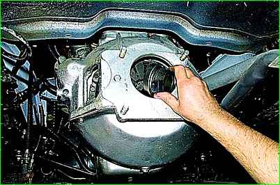 Desmontaje del embrague de un automóvil con motor modelo ZMZ-402