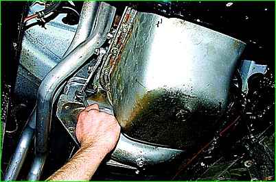 Desmontaje del embrague de un automóvil con motor modelo ZMZ-402