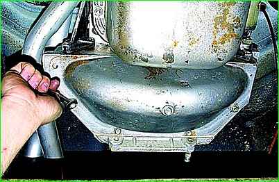 Desmontaje del embrague de un automóvil con motor modelo ZMZ-402