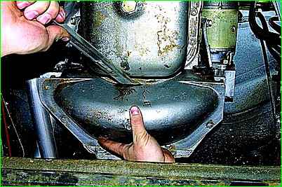 Desmontaje del embrague de un automóvil con motor modelo ZMZ-402