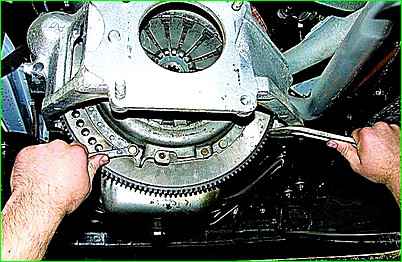 Desmontaje del embrague de un automóvil con motor modelo ZMZ-402