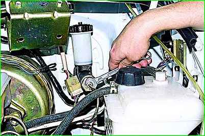 Extracción del cilindro maestro hidráulico del embrague