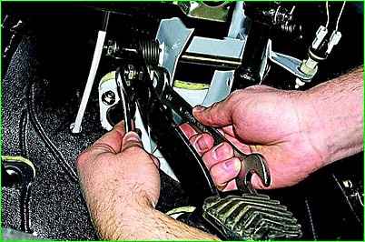 Extracción del cilindro maestro hidráulico del embrague