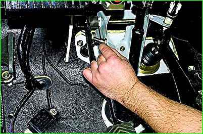 Extracción del cilindro maestro hidráulico del embrague