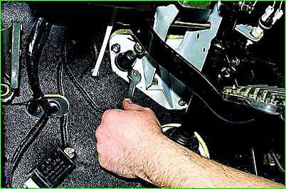 Extracción del cilindro maestro hidráulico del embrague