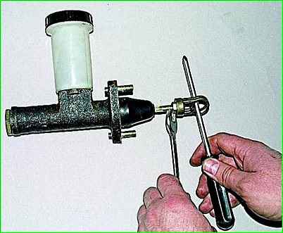 Extracción del cilindro maestro hidráulico del embrague