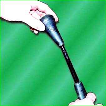 Demontage des Schalthebels GAZ-2705