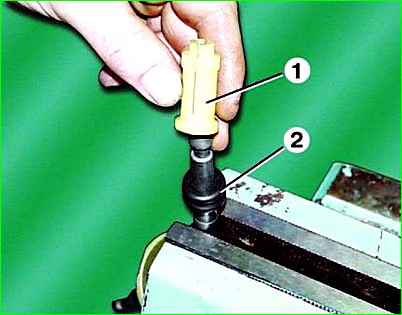 Demontage des Schalthebels GAZ-2705