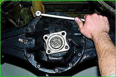 Demontage der Hinterachse des GAZ-2705