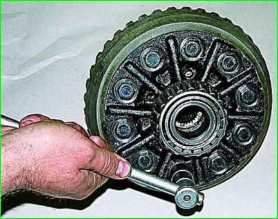 Demontage der Hinterachse des GAZ-2705