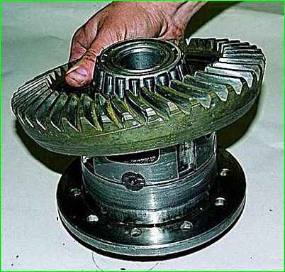 Demontage der Hinterachse des GAZ-2705