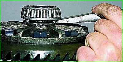 Demontage der Hinterachse des GAZ-2705