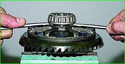 Demontage der Hinterachse des GAZ-2705