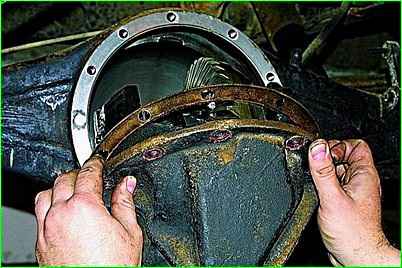 Demontage der Hinterachse des GAZ-2705