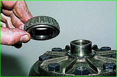 Demontage der Hinterachse des GAZ-2705