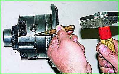 Demontage der Hinterachse des GAZ-2705