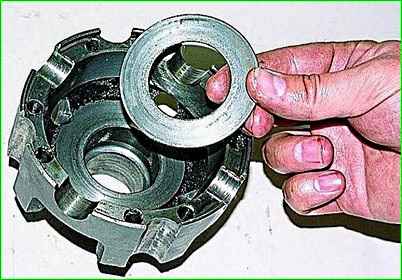 Demontage der Hinterachse des GAZ-2705