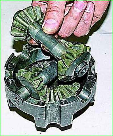 Demontage der Hinterachse des GAZ-2705