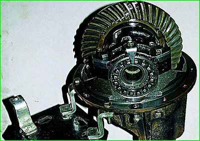 Demontage der Hinterachse des GAZ-2705