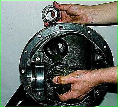 Demontage der Hinterachse des GAZ-2705