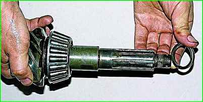 Demontage der Hinterachse des GAZ-2705