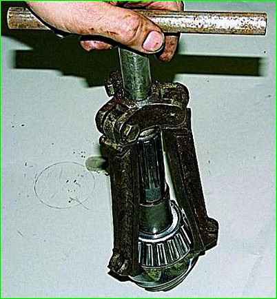 Demontage der Hinterachse des GAZ-2705