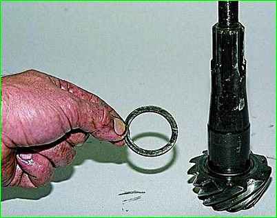 Demontage der Hinterachse des GAZ-2705