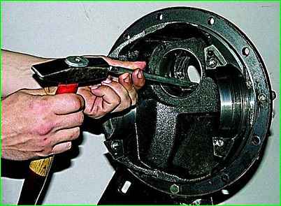 Demontage der Hinterachse des GAZ-2705