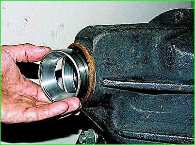 Demontage der Hinterachse des GAZ-2705