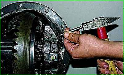 Demontage der Hinterachse des GAZ-2705