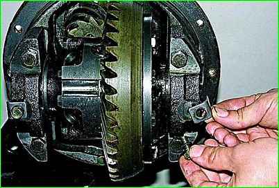 Demontage der Hinterachse des GAZ-2705