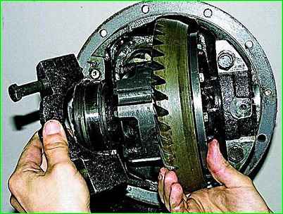 Demontage der Hinterachse des GAZ-2705