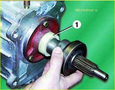 Desmontaje y montaje de la caja de cambios GAZ-3110