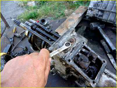Desmontaje y montaje de la caja de cambios GAZ-3110