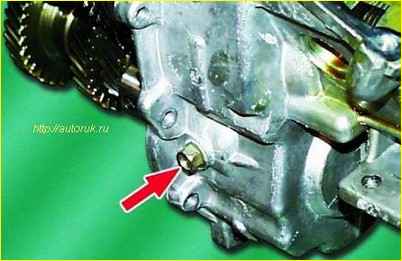 Desmontaje y montaje de la caja de cambios GAZ-3110