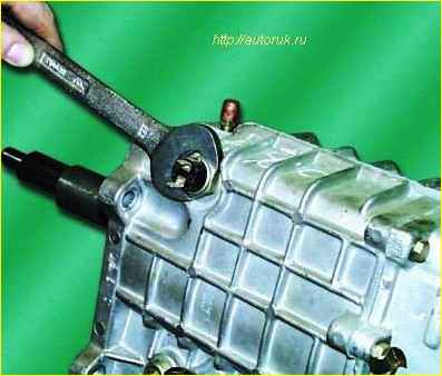 Desmontaje y montaje de la caja de cambios GAZ-3110