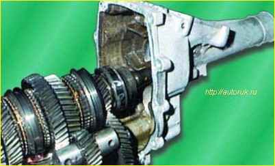 Desmontaje y montaje de la caja de cambios GAZ-3110