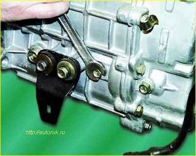 Desmontaje y montaje de la caja de cambios GAZ-3110