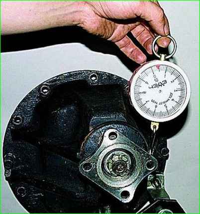 Montaje y ajuste de la caja de cambios del eje del automóvil GAZ-2705