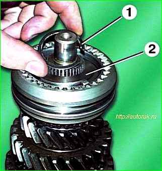 Desmontaje del eje secundario de la caja de cambios GAZ-2705